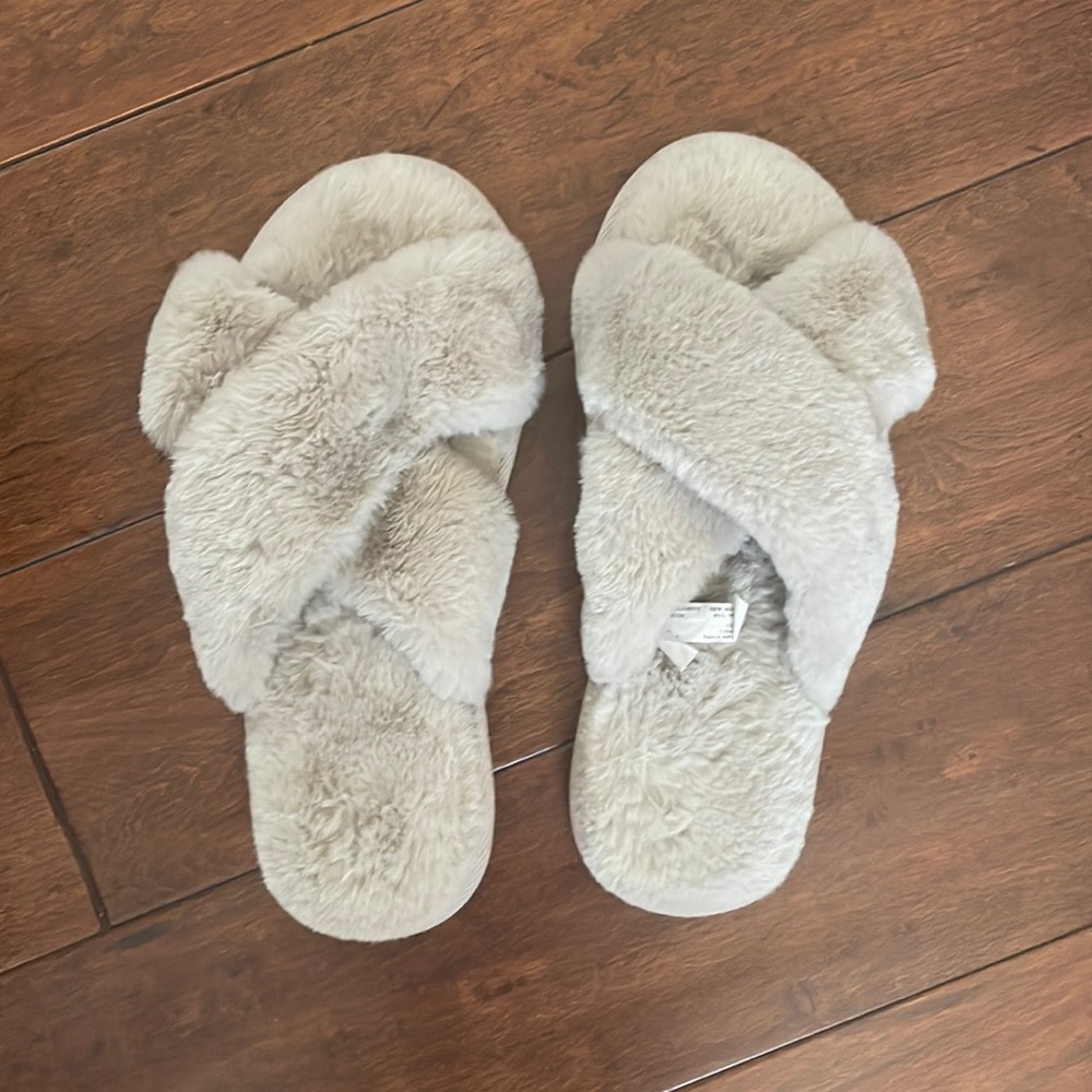 Abercrombie Criss Cross Fluffy Slippers Size XS/S